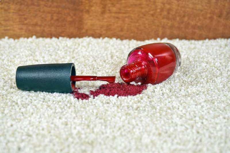 Pintauñas derramado en una alfombra