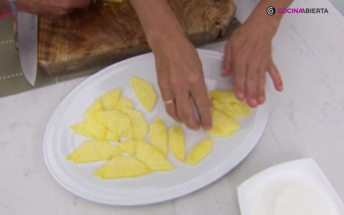 Reparte las lonchas de piña por la fuente en la que servirás el postre