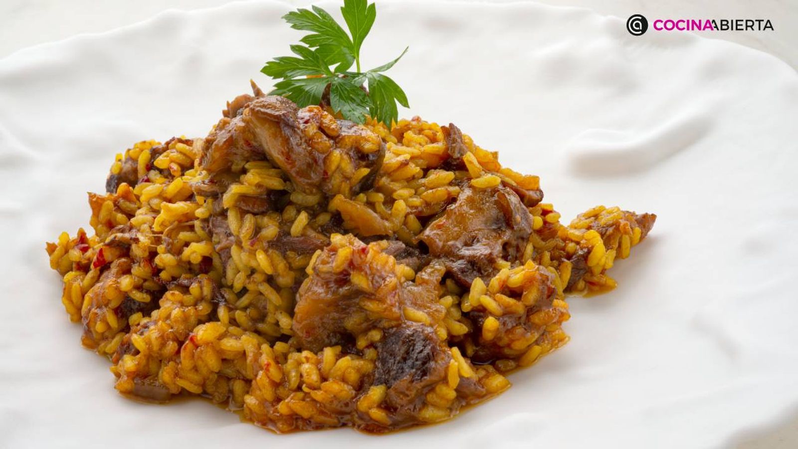 El arroz con rabo de ternera es un sabroso guiso tradicional