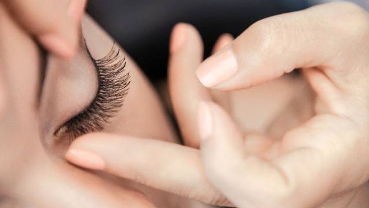 ojos de una mujer con pestanas magneticas como colocarlas