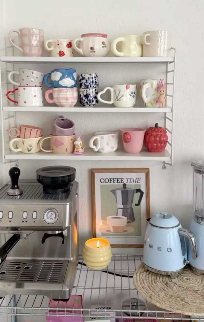 Rincón del café con decoración coquette.