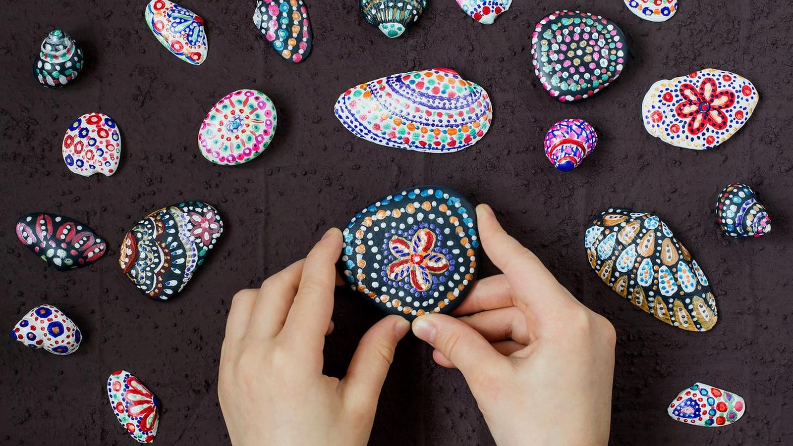 como pintar conchas y piedras puntillismo paso 3