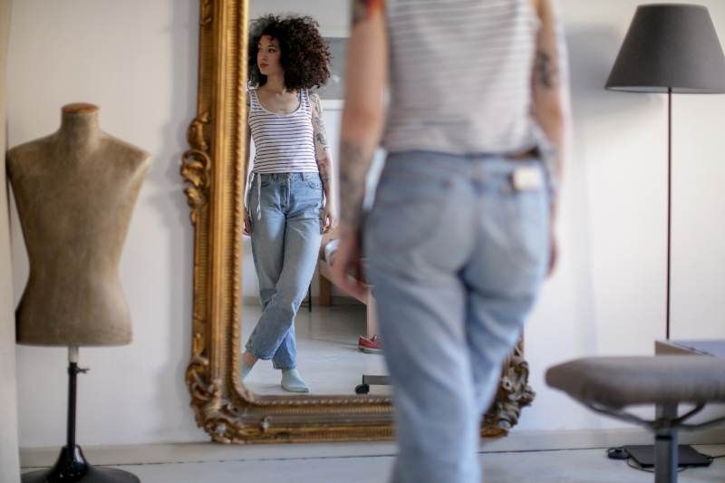 Ducharse con los jeans nuevos también ayuda a ablandarlos o hacerlos más grandes