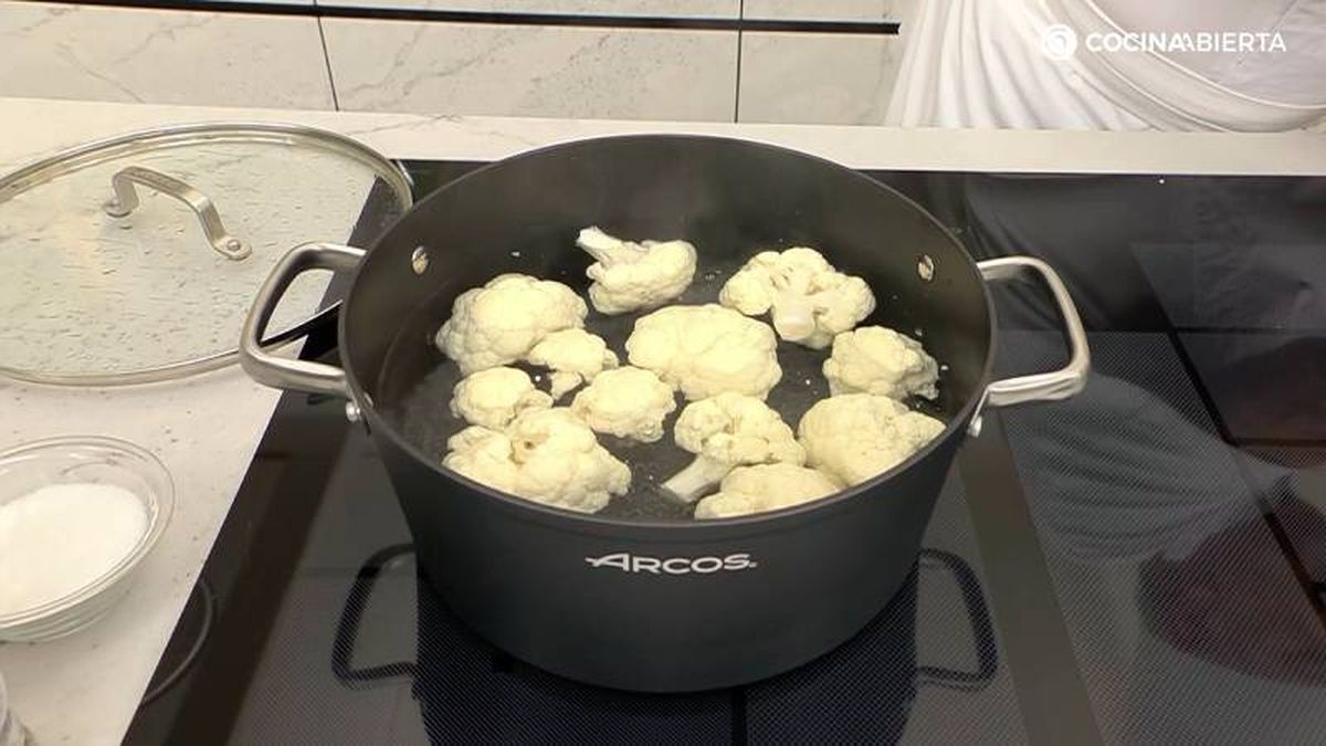 Cuece la coliflor cortada en ramilletes
