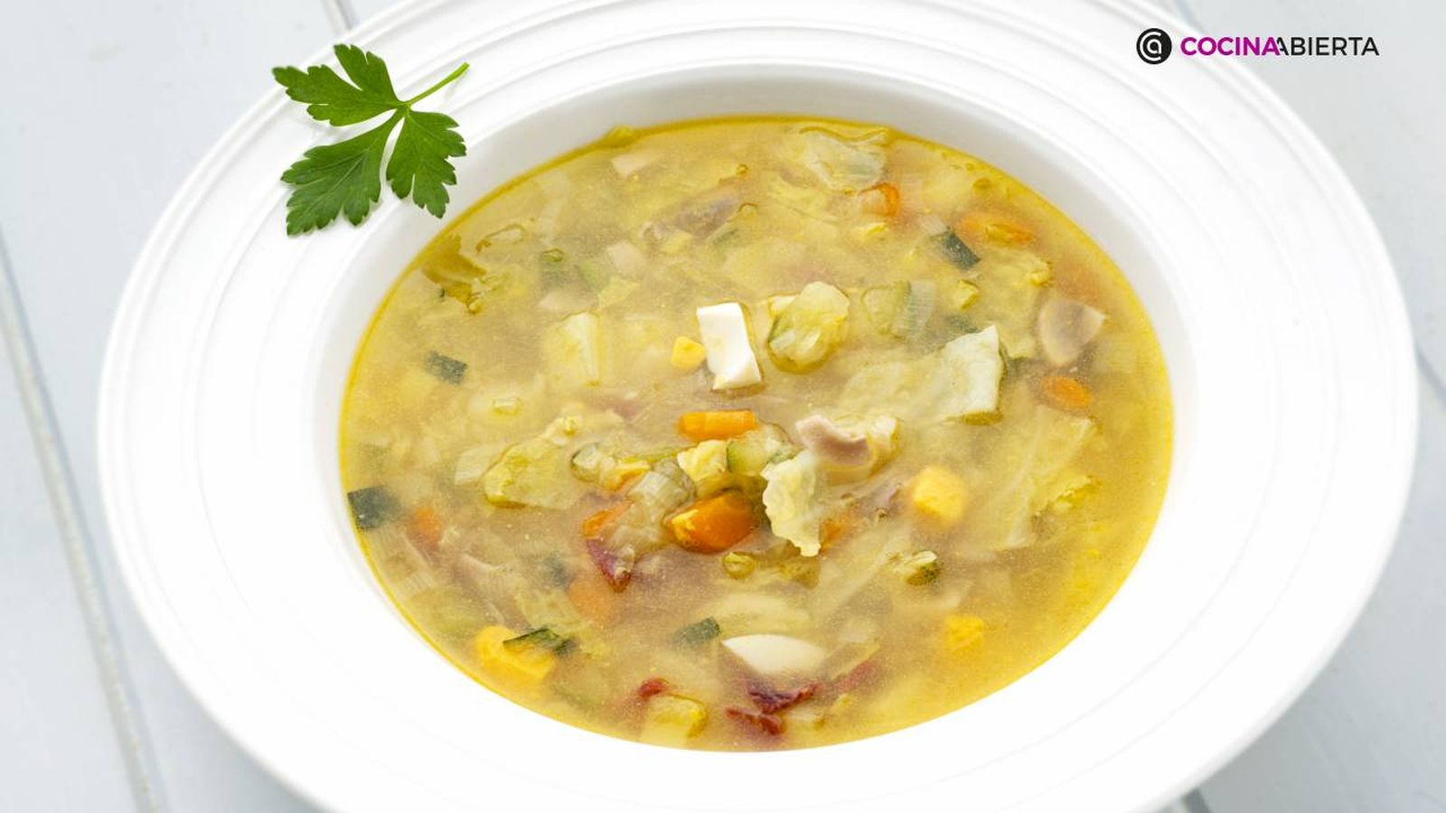 La sopa de verduras con jamón y huevo es un plato de cuchara muy completo