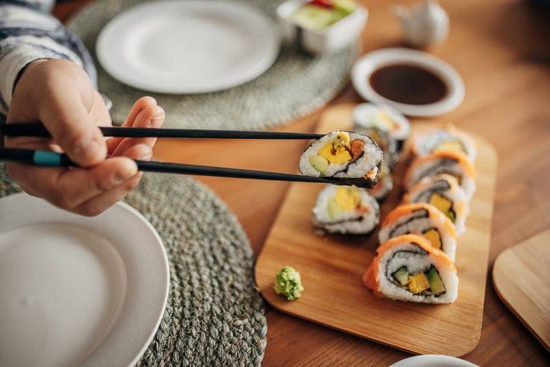 Muchos tipos de sushi como sashimi, makizushi o nigiri se comen con palillos