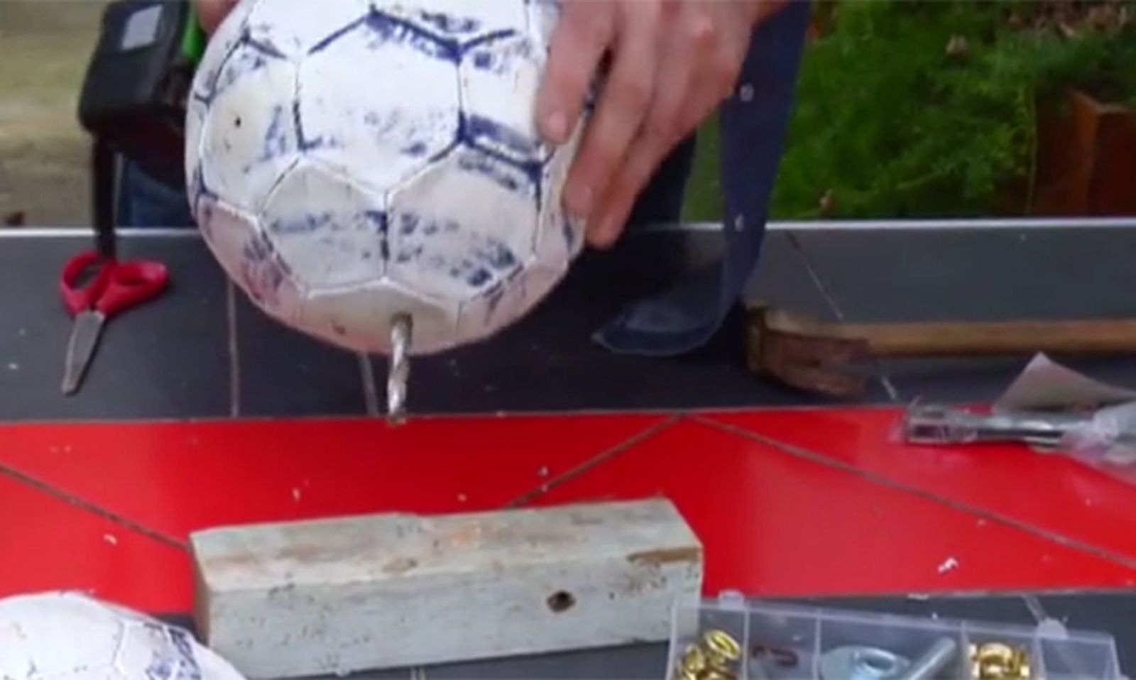 Reutilizar balones como maceteros paso 2