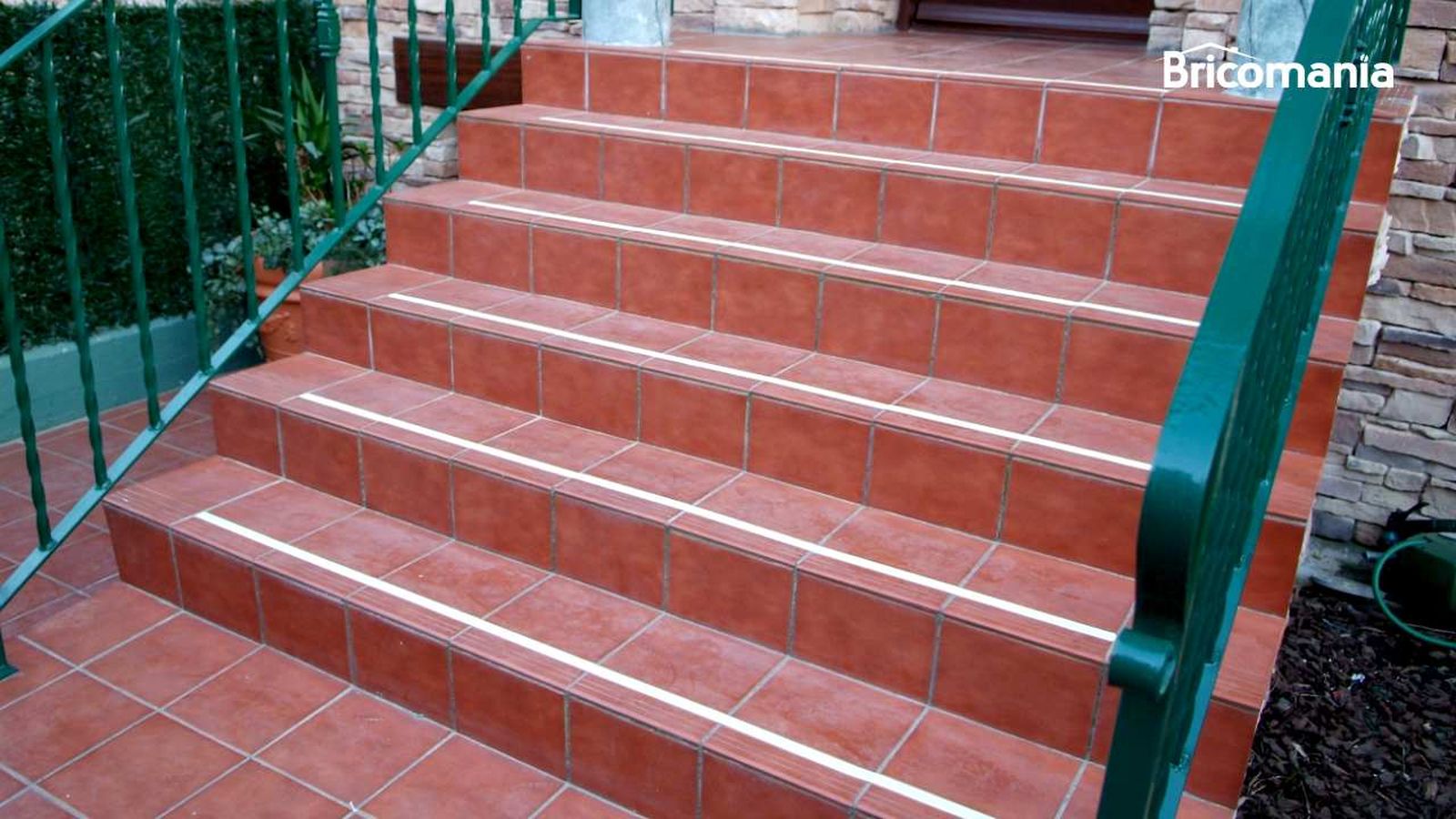 Tiras antideslizantes en una escalera exterior