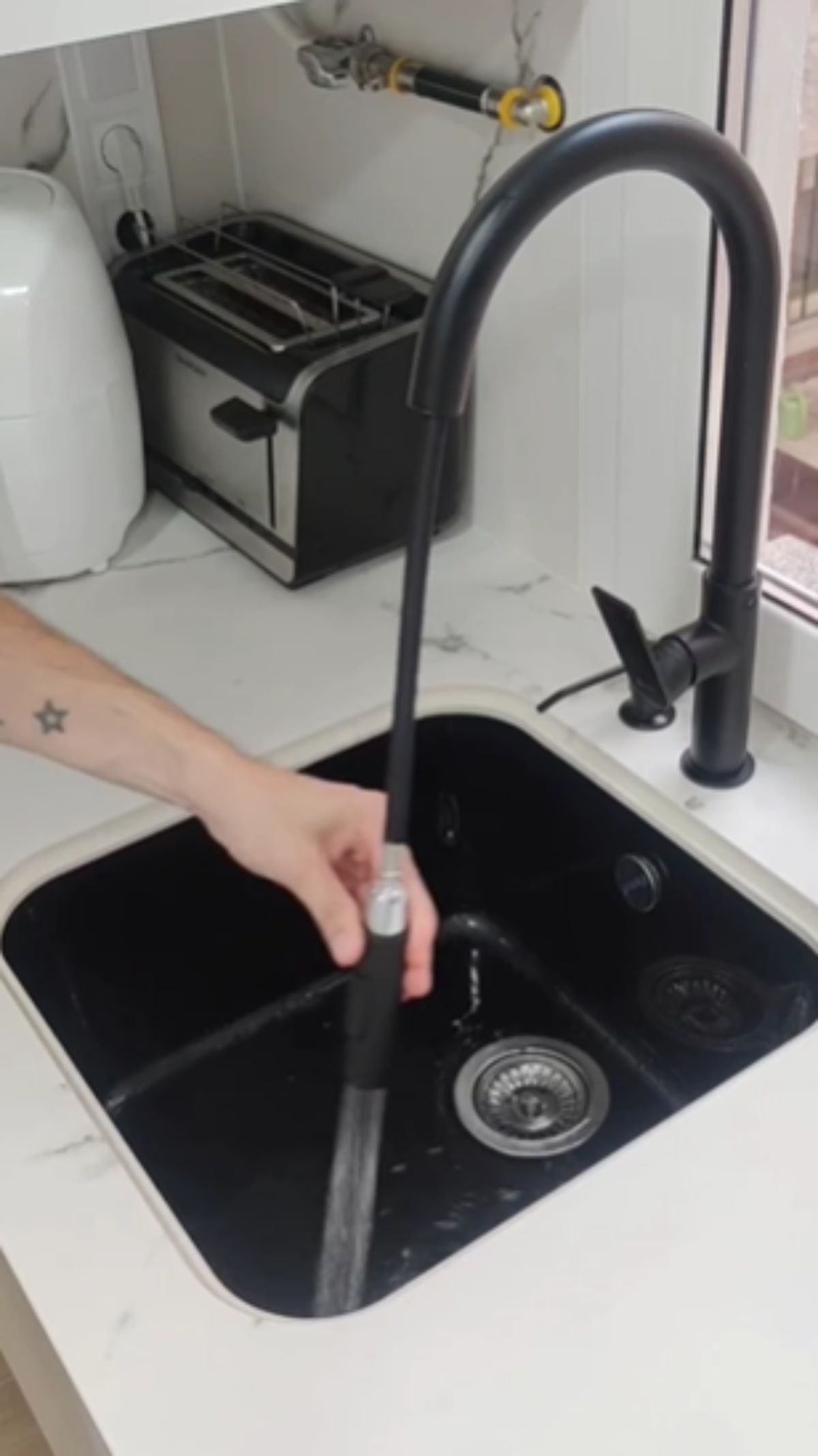 Grifo extensible de color negro mate.