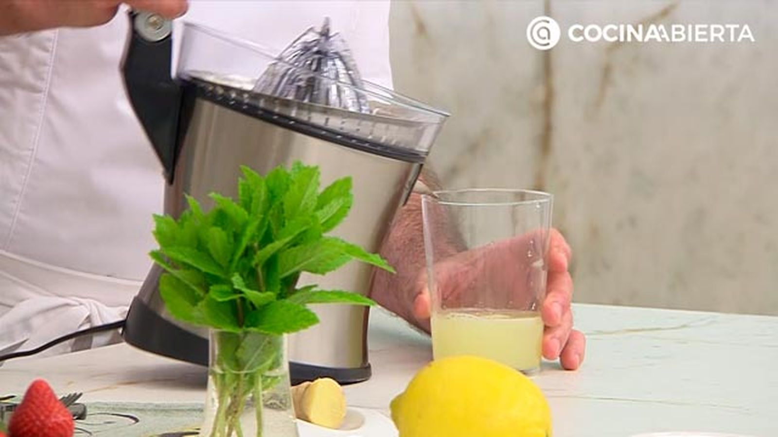 limonada de fresas y jengibre receta facil karlos arguinnao karl67660321 paso2
