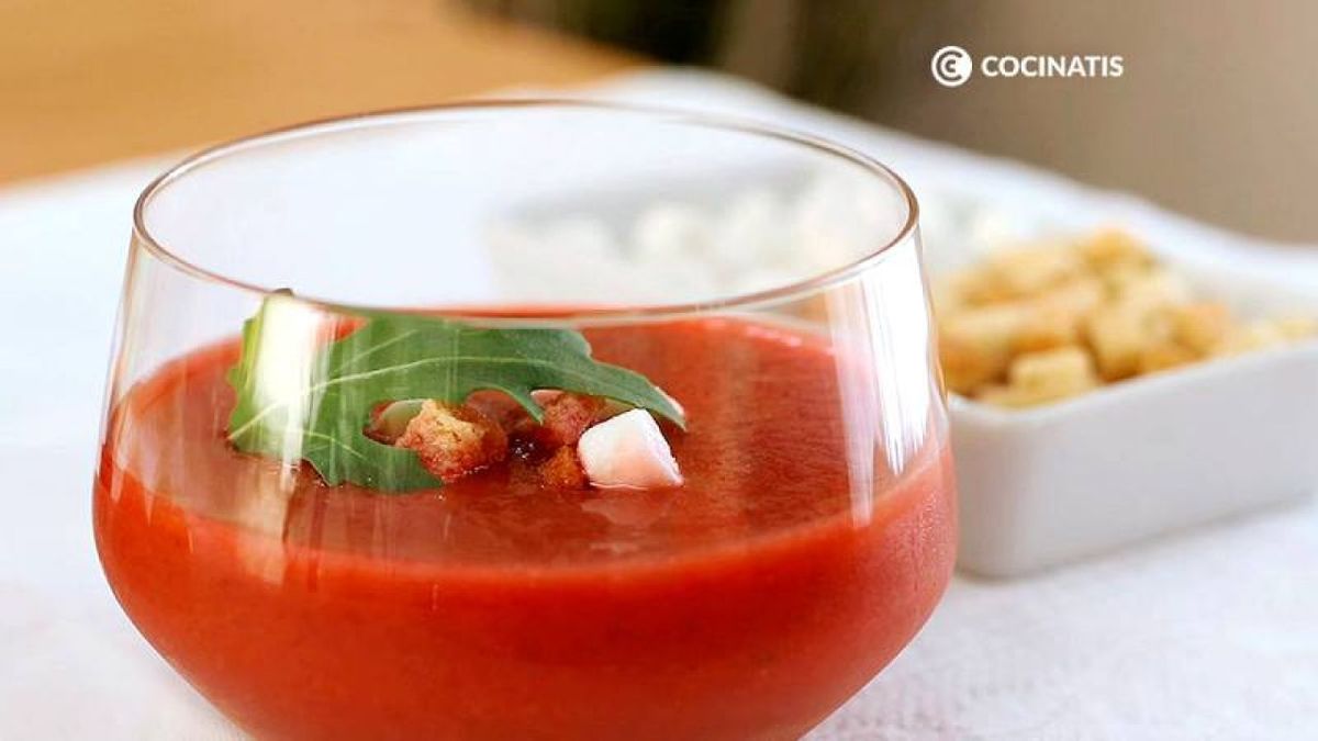 Sirve el gazpacho de remolacha