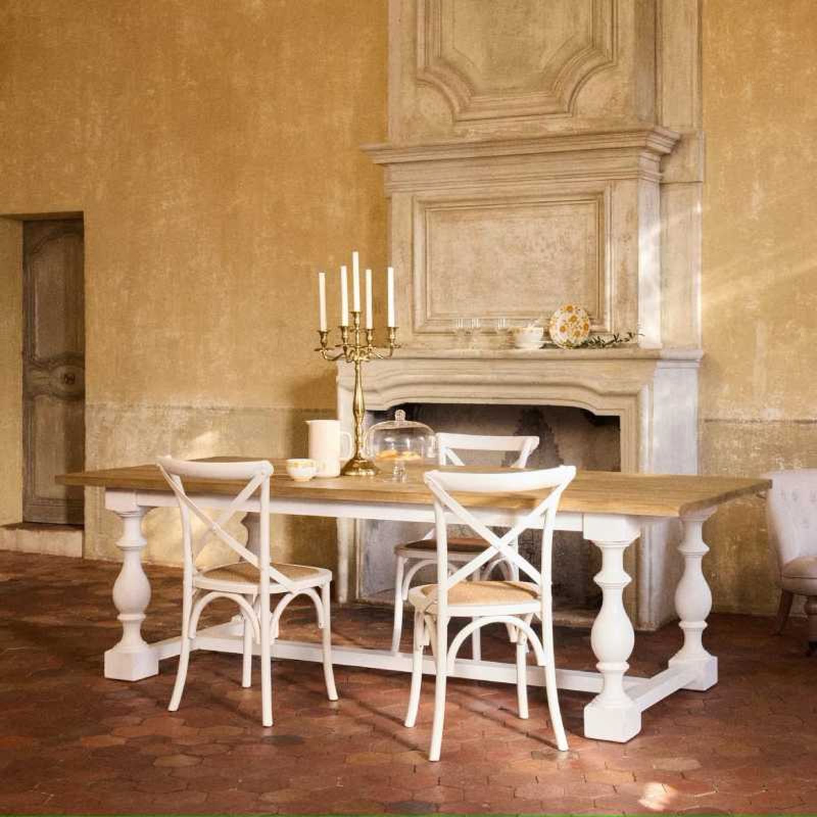 Comedor elegante en tonos claros.