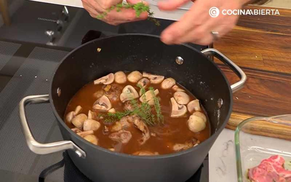 Incorpora las ramas de tomillo