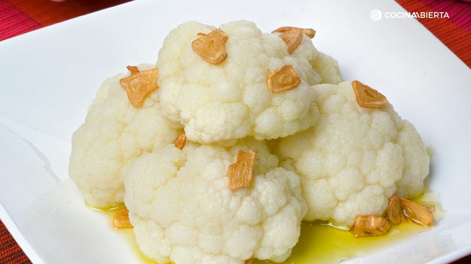 La coliflor con refrito es una receta tradicional que vale para guarnición o plato principal