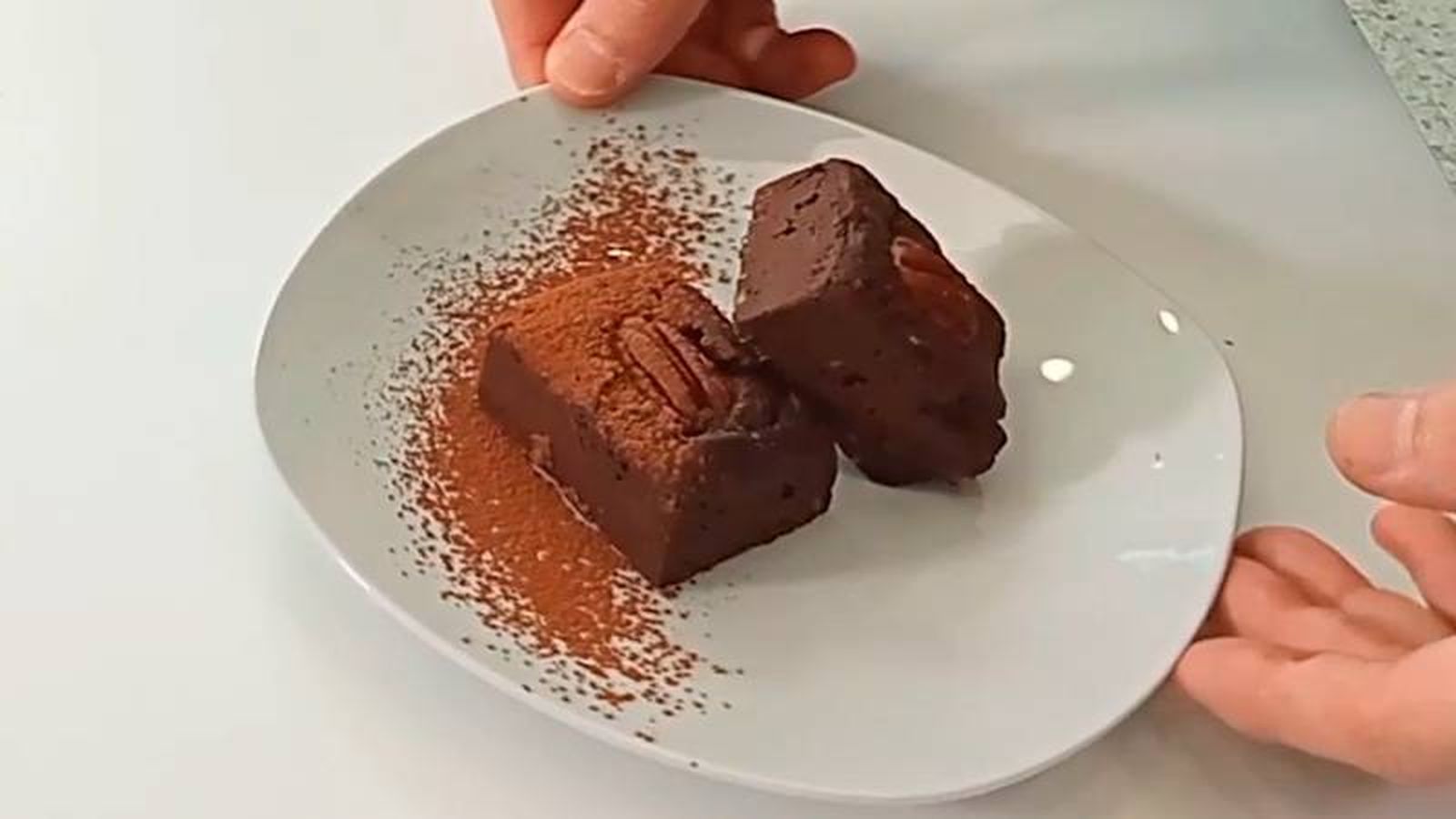 Sirve el brownie de chocolate y aguacate