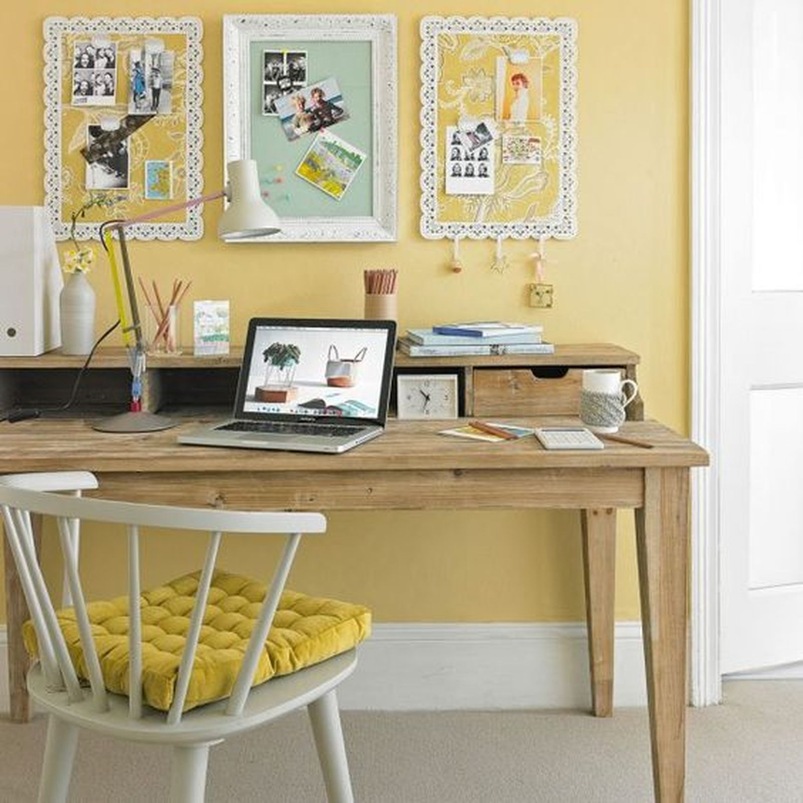 estudio amarillo pastel