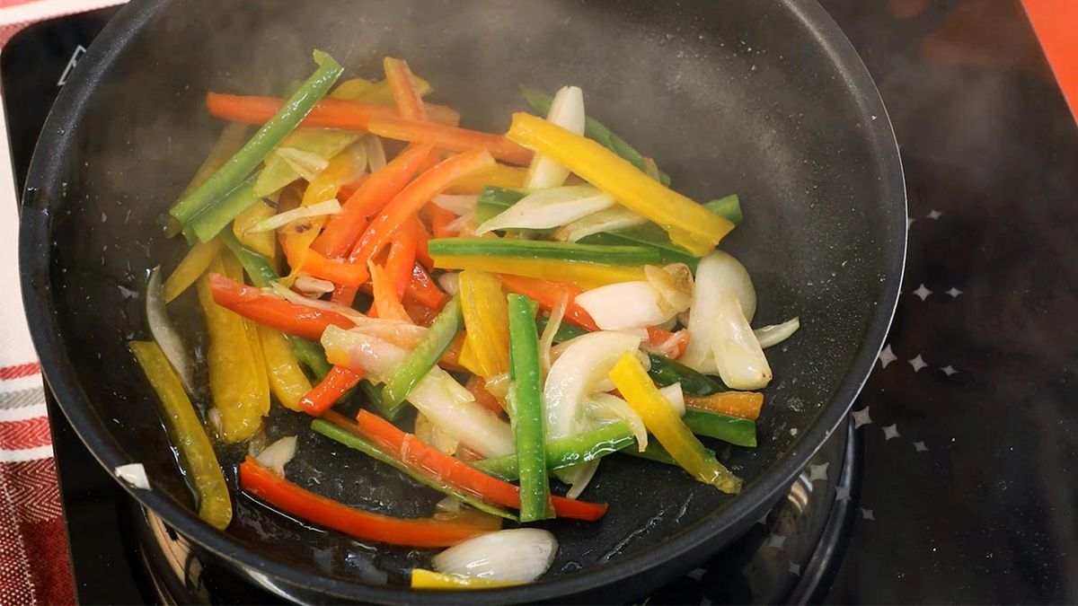 Receta de trucha al horno rellena de bacon, pimientos y setas  paso 2