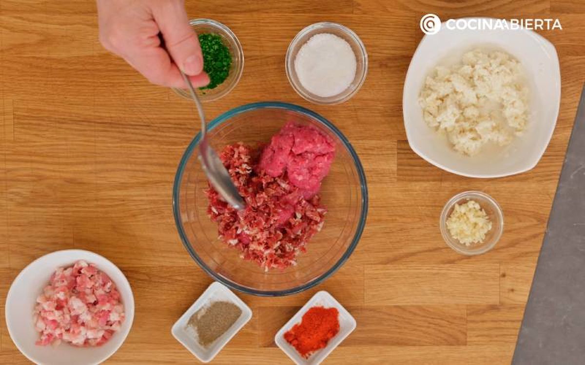 Elaboración de la receta de cocido madrileño con pelotas - Prepara las pelotas de carne