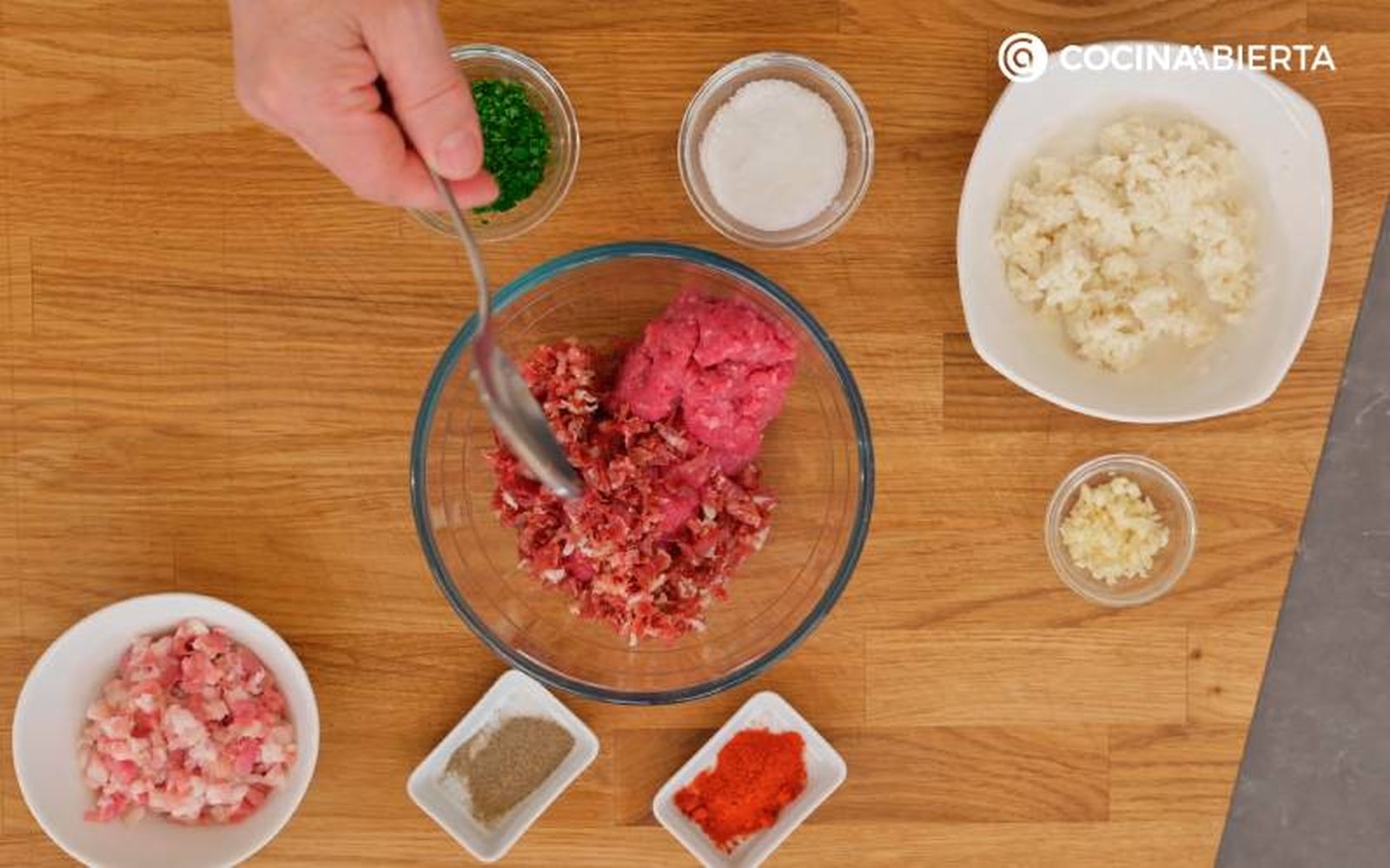Elaboración de la receta de cocido madrileño con pelotas - Prepara las pelotas de carne