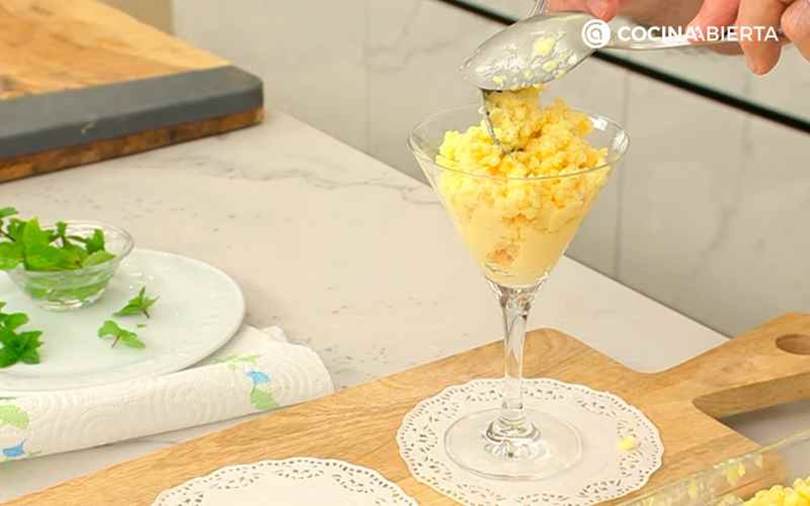 Sirve el granizado de yogur y naranja