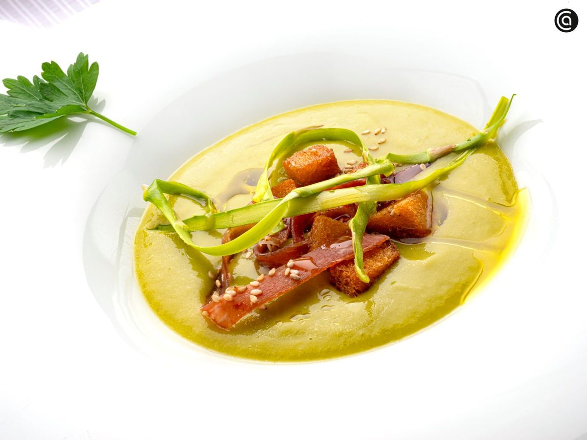 Receta de crema ligera con espárragos verdes y guisantes