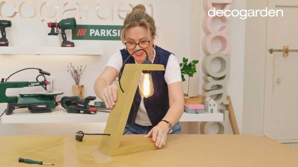 Cómo hacer una lámpara de mesa de madera, paso 7.