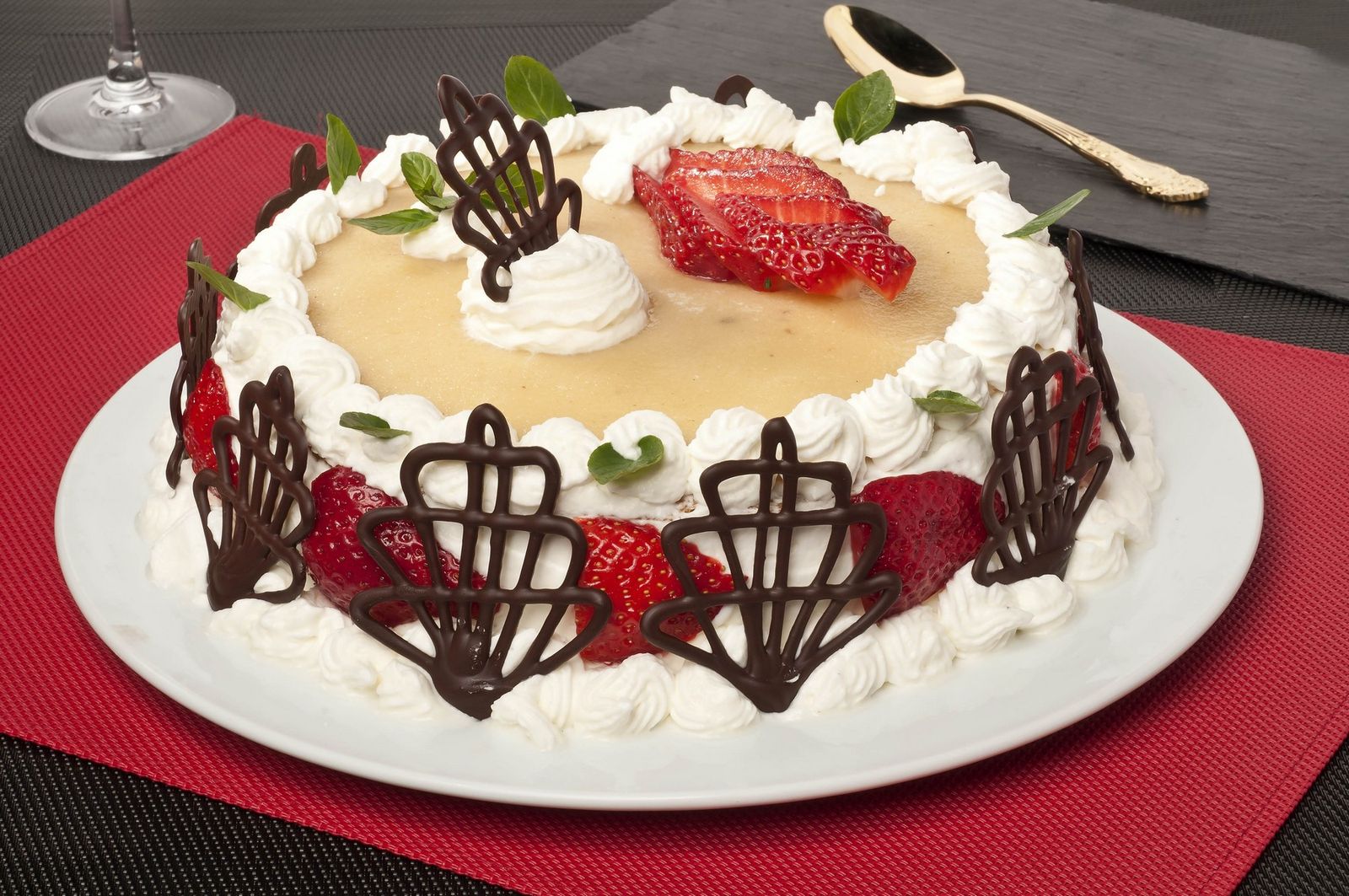 316. TARTA DE FRESAS CON NATA