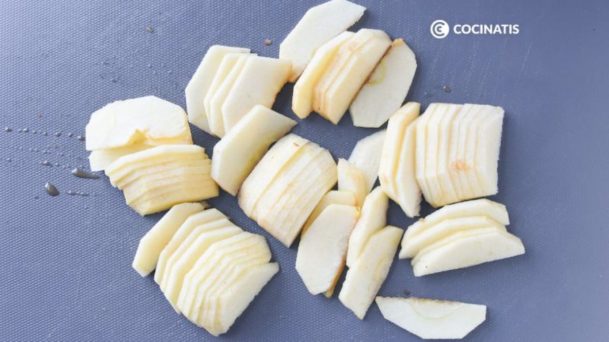 Cortamos la manzana en laminas finas