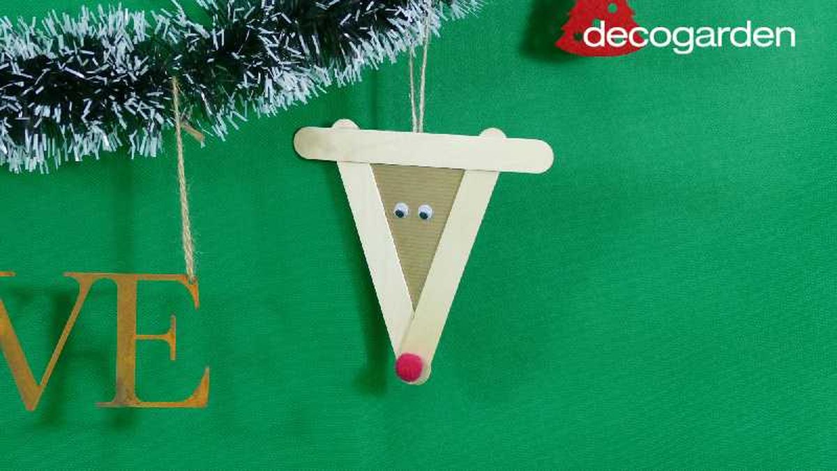 Reno de Navidad hecho con palos de helado.