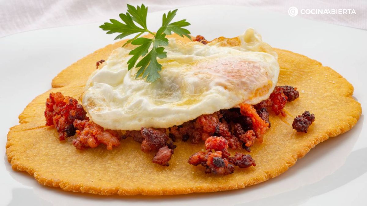 Receta asturiana de tortos de maíz con picadillo y huevo