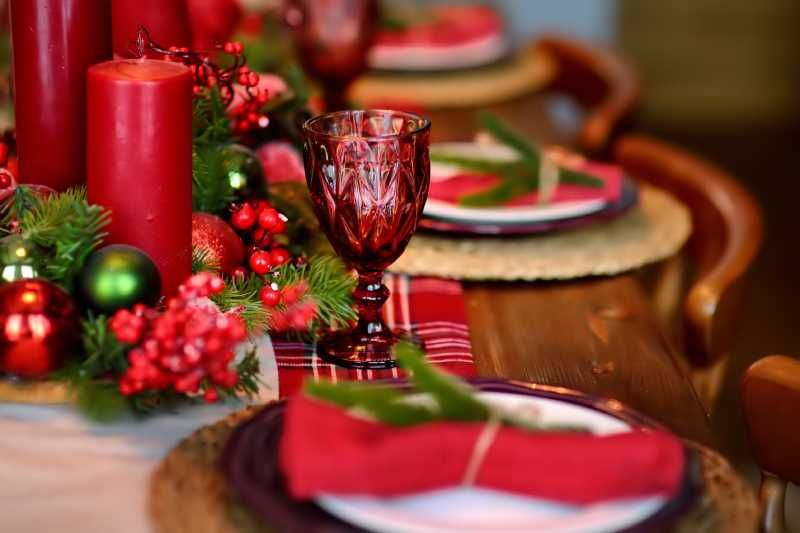 Mesa con decoración navideña tradicional.