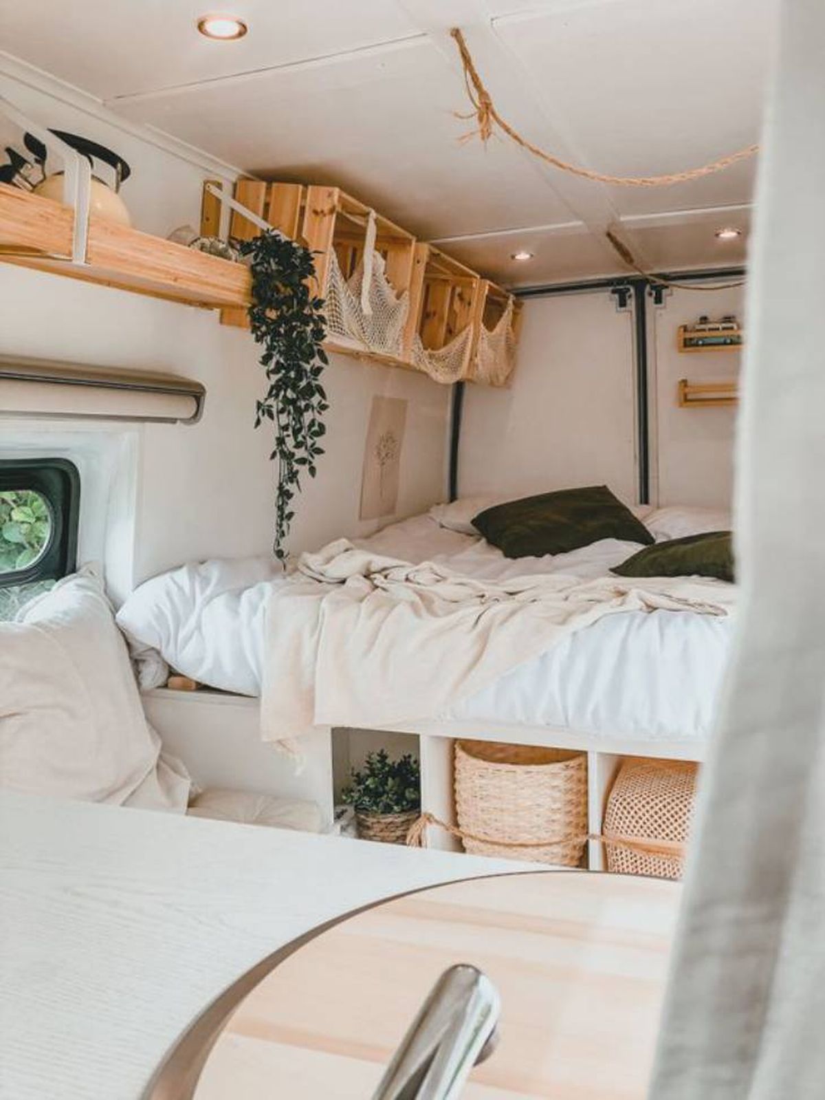 decorar interior furgoneta almacenamiento techo pinterest