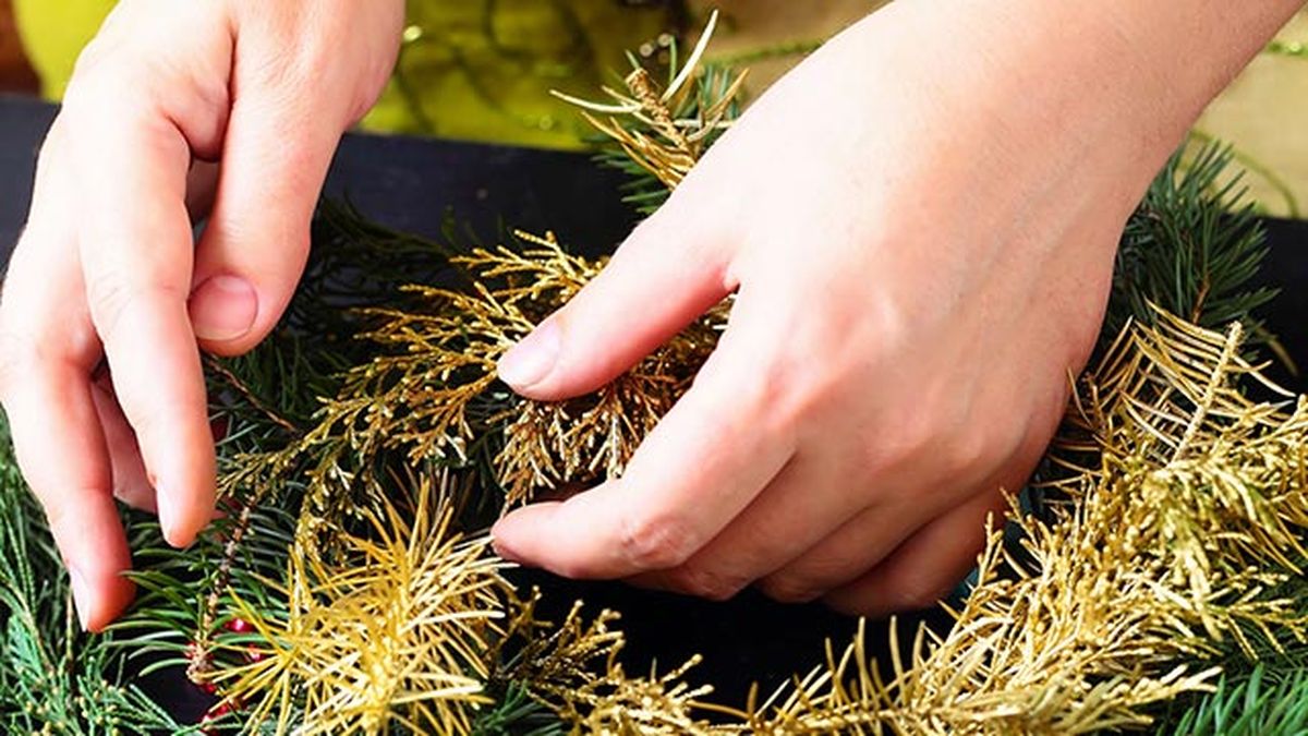 Cómo hacer una corona navideña pequeña paso 3