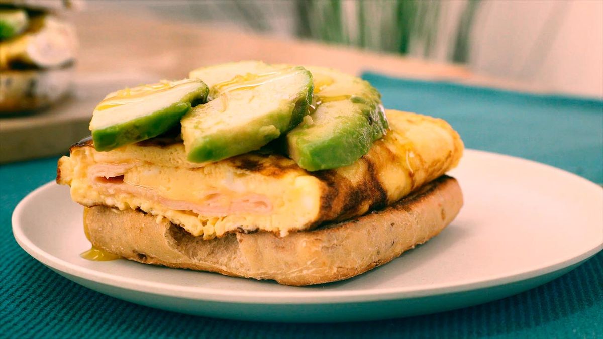Receta de bocadillo de tortilla, aguacate y pavo  paso 5