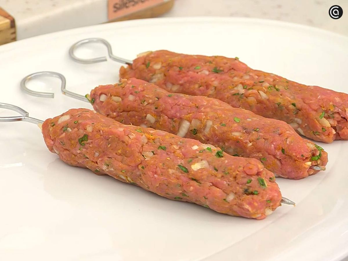 Monta las brochetas de carne picada