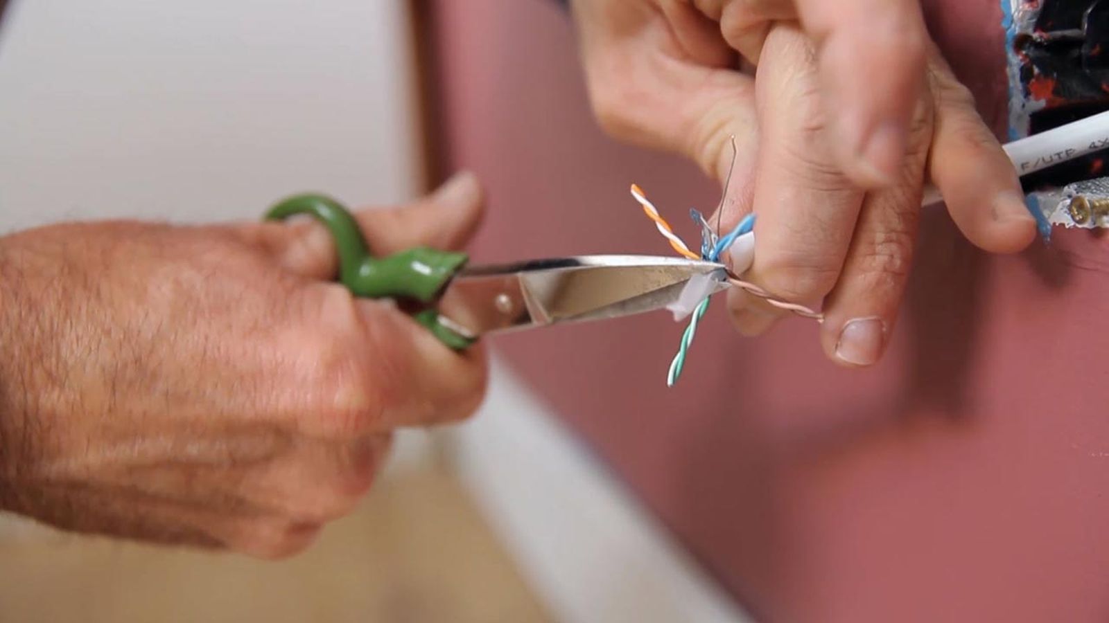 Cómo conectar una toma de red RJ45 paso 3