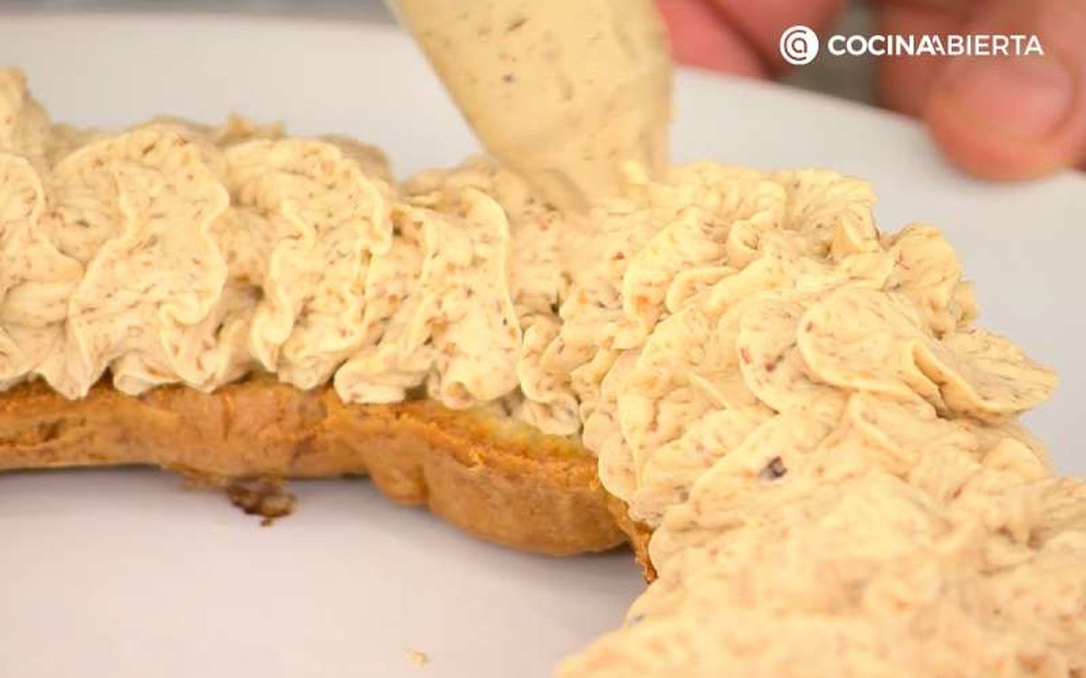 Rellena bizcochos, roscones o tartas con la crema de praliné con nata montada