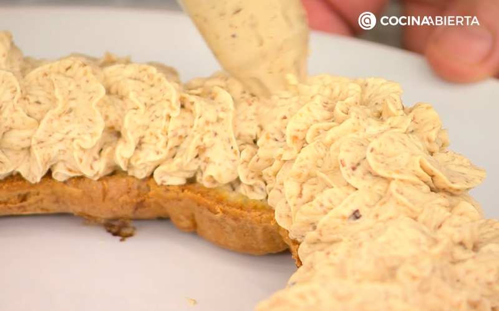 Rellena bizcochos, roscones o tartas con la crema de praliné con nata montada