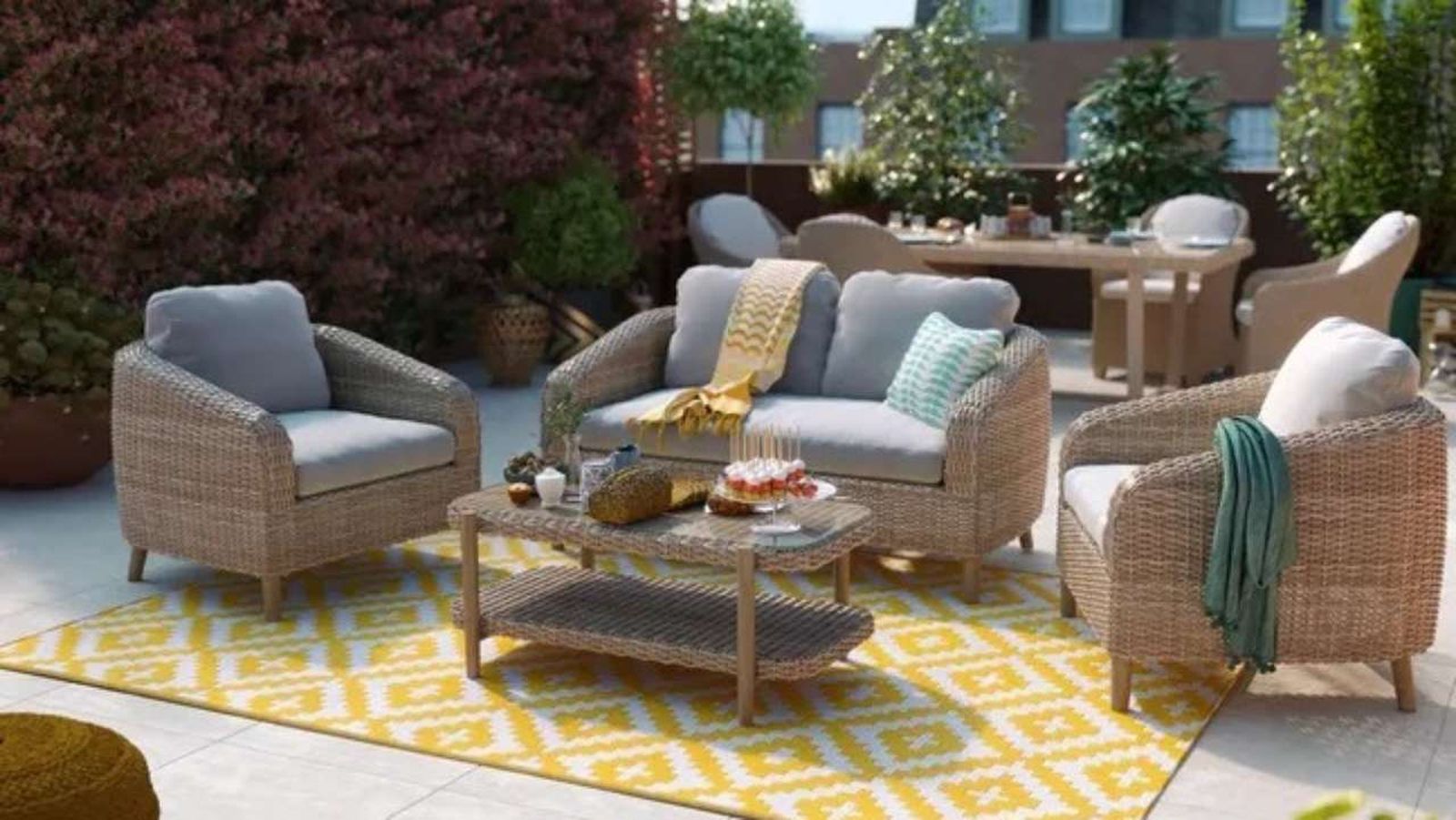 Terraza con decoración moderna en gris.