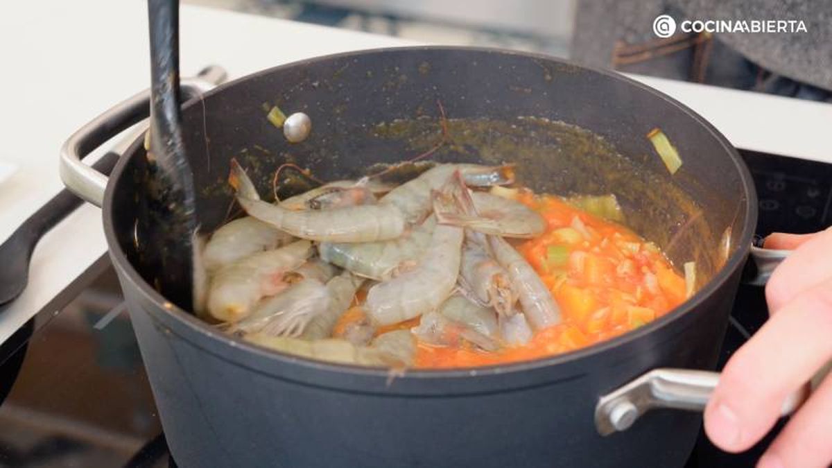 Añade los langostinos, el brandy, el caldo y cocina la crema