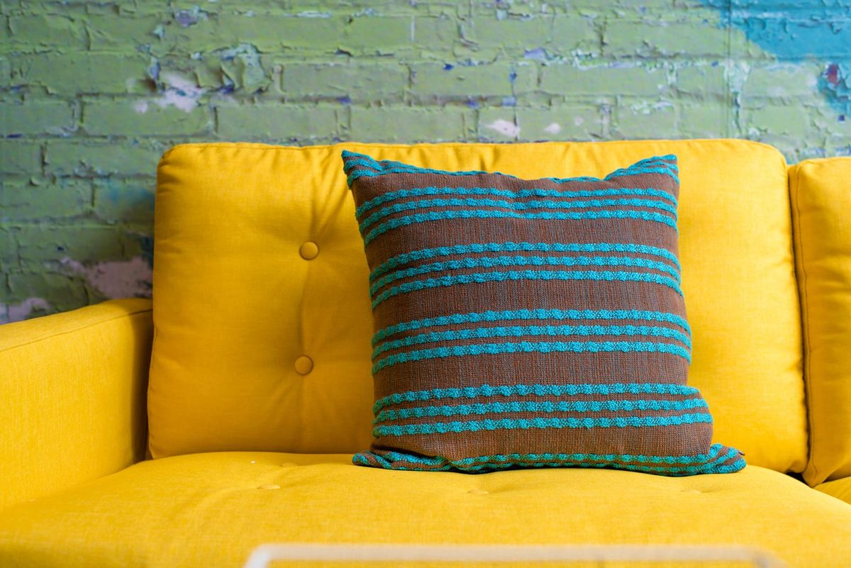 Ideas para decorar en color amarillo detalle sofa