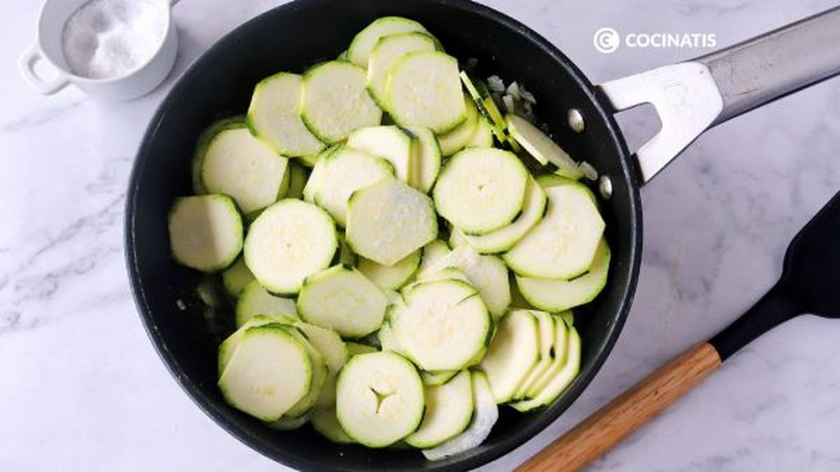 Cocina el calabacín en la sartén