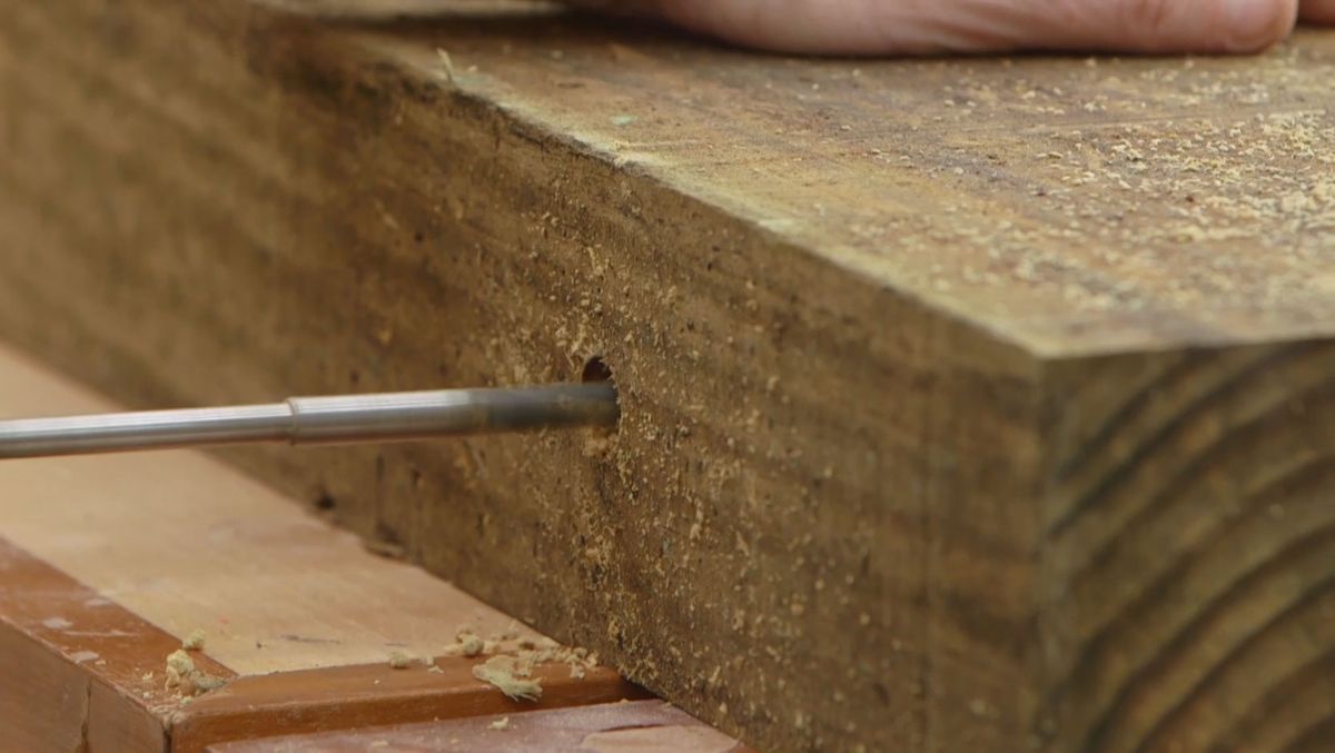 Como hacer una mesa de comedor con traviesas de madera paso 3