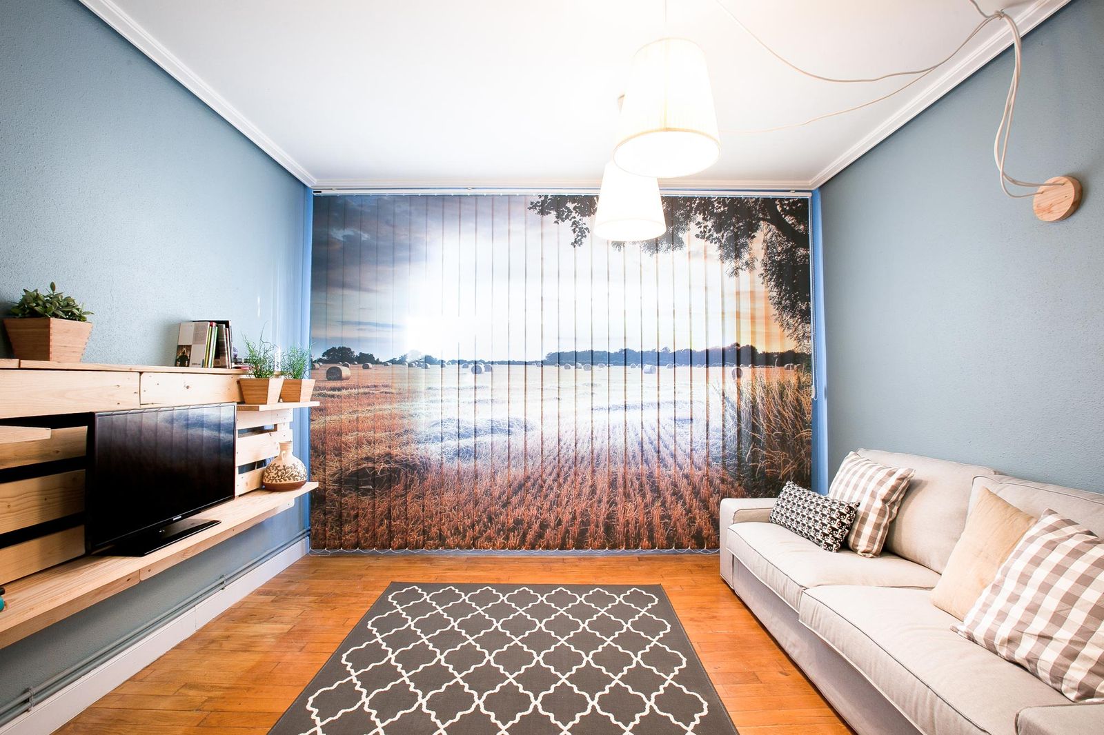 Salón sencillo y natural con mueble de palets 1