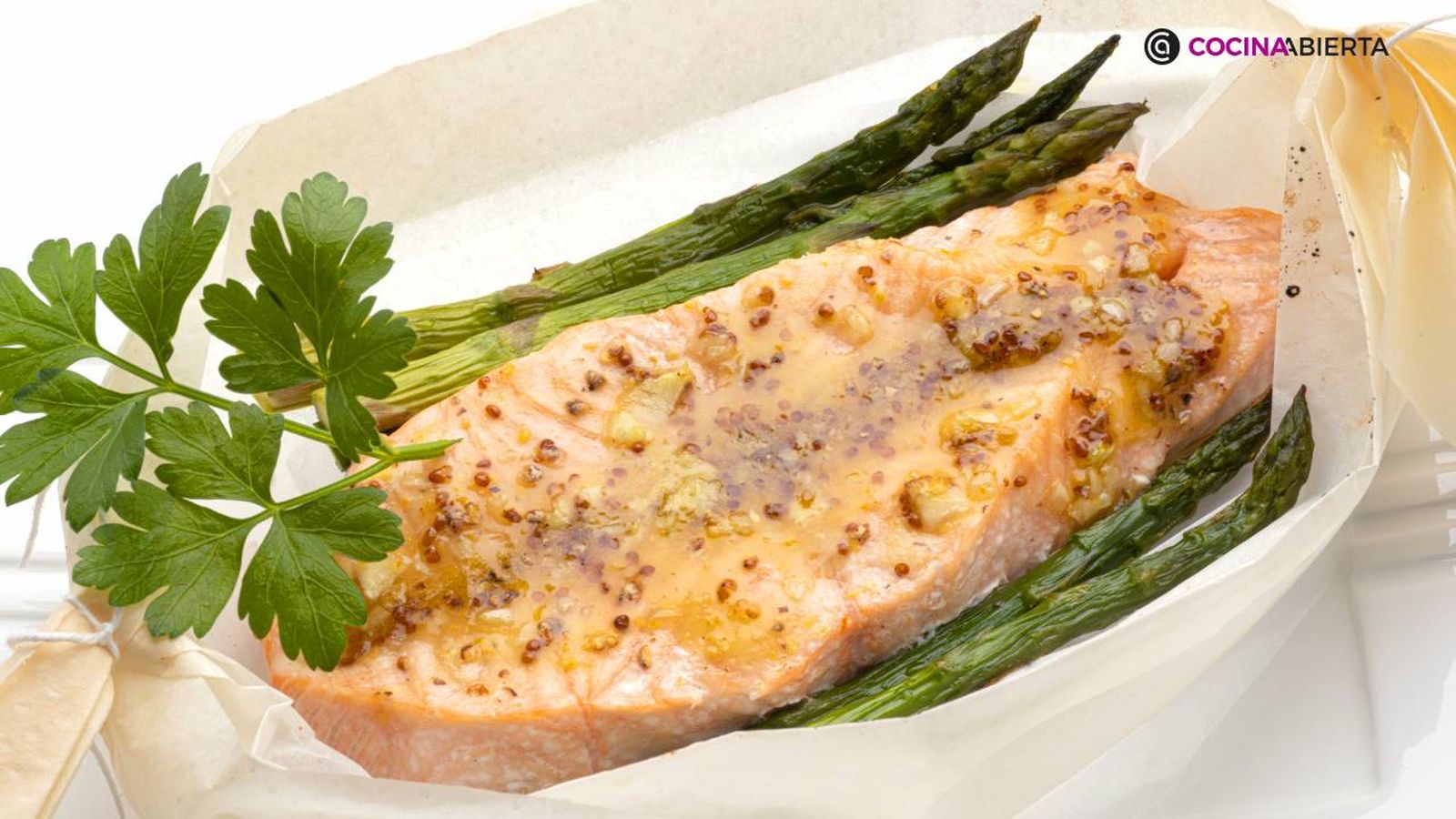 salmon asado con esparragos