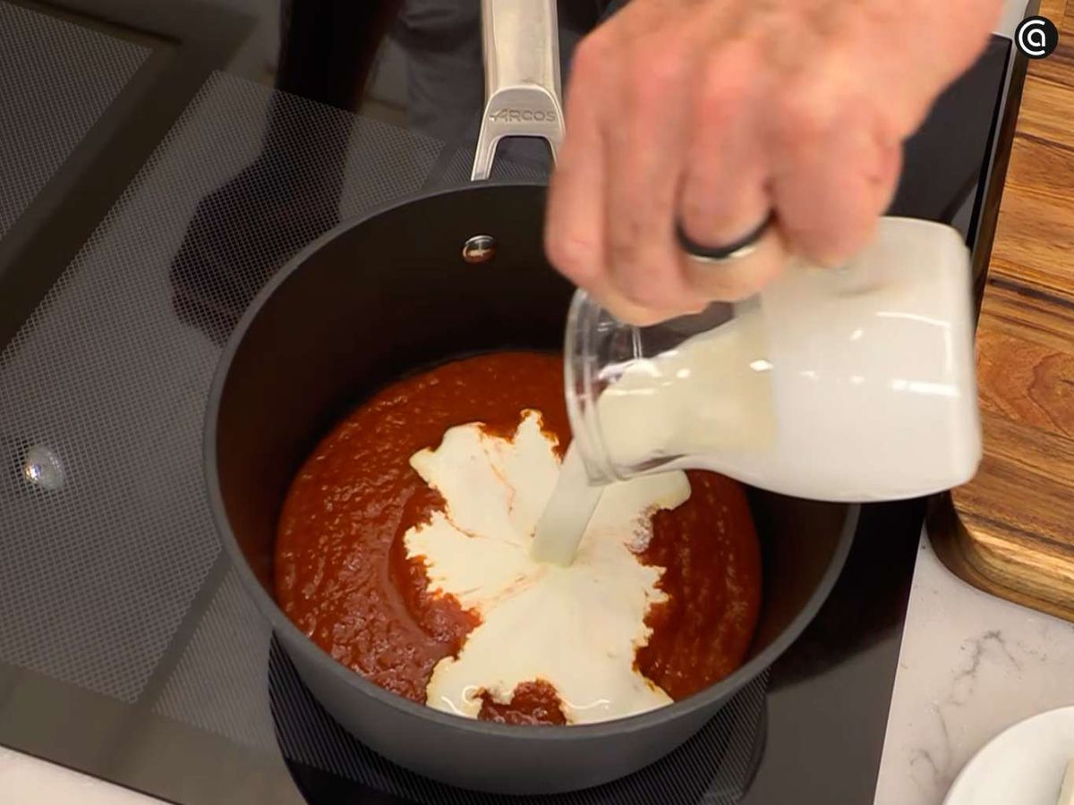 Prepara una salsa con tomate y nata