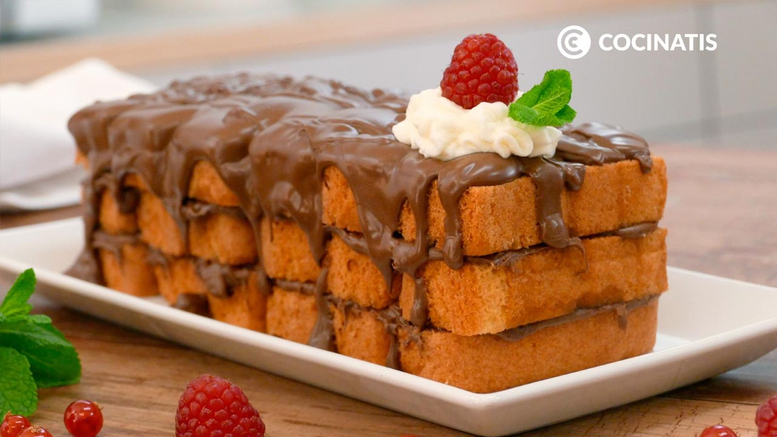 Receta de tarta de bizcocho y crema de chocolate con avellanas