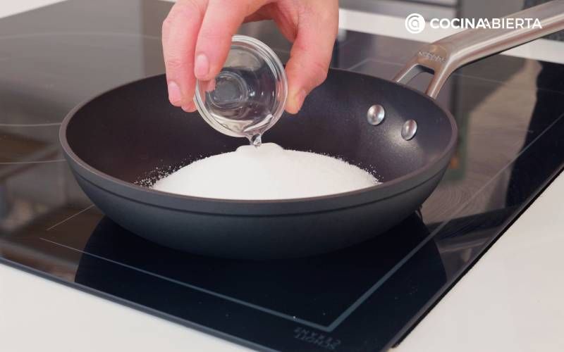 Elaboración de la receta de flan de queso de cabra - Cocina el caramelo