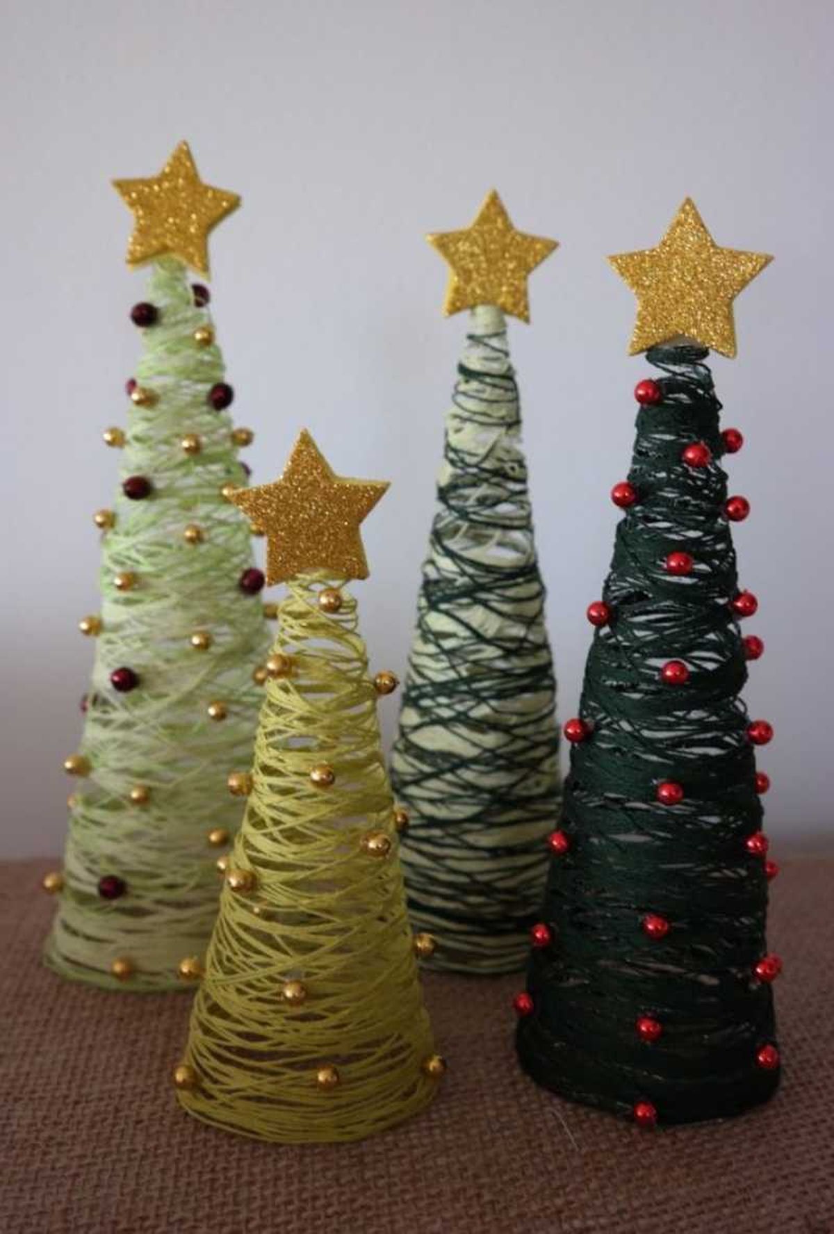 Árboles de Navidad hechos con hilo o lana.