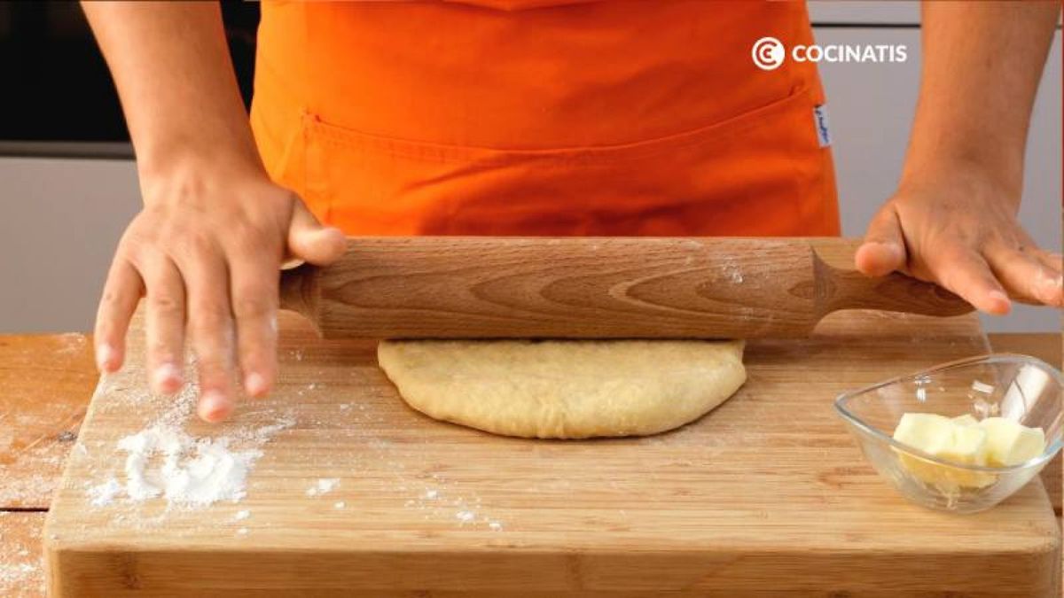 Estira la masa con un rodillo y guarda en forma de bola en el frigo